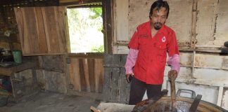 Kader Komunitas Juang Cilacap Jalankan Usaha “Gula Semut”