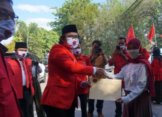 DPC PDI Perjuangan Kudus Serahkan Hadiah Lomba Agustusan