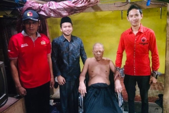 Ferdinal Sansono Serahkan Bantuan Kursi Roda