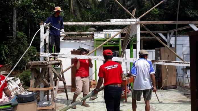 Gotong Royong Bedah Rumah Kader Komunitas Juang Kabupaten Banyumas