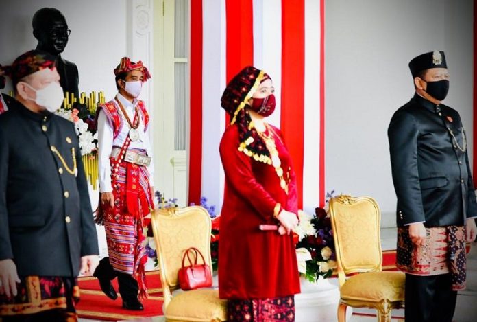 Hadiri Upacara Peringatan Kemerdekaan Indonesia, Puan Maharani Kenakan Pakaian Adat Tengkuluk Jambi