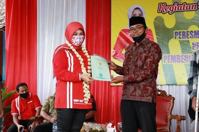 Hj. Sri Mulyani Hadiri Panen Raya di Desa Demakijo, Karangnongko