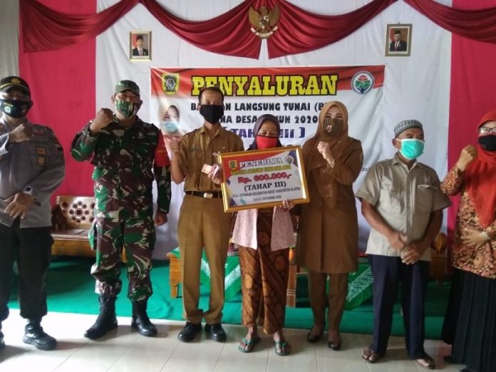 Hj. Sri Mulyani Salurkan BLT-DD Tahap III di Kecamatan Bayat