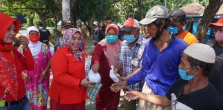 DPC PDI Perjuangan Kudus Bagikan Daging Kurban