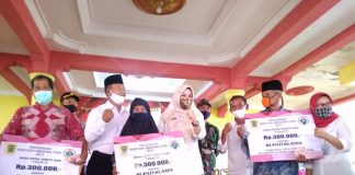 Sri Mulyani Bagikan Bansos Tahap IV di Kecamatan Jatinom