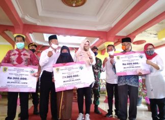 Sri Mulyani Bagikan Bansos Tahap IV di Kecamatan Jatinom