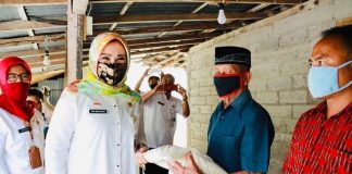 Hj. Sri Mulyani Salurkan Beras Kepada Warga Terdampak Banjir di Kecamatan Cawas