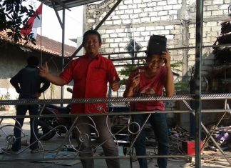 Ketua Ranting Desa Kudukeras Tekuni Usaha Seni Ukir Logam