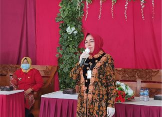 Kunjungan Sri Sumarni Kepada Warga Terdampak Covid-19