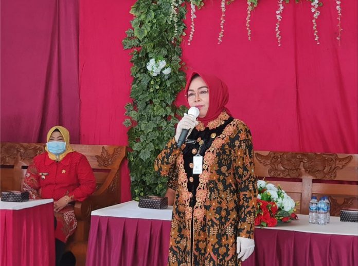 Kunjungan Sri Sumarni Kepada Warga Terdampak Covid-19