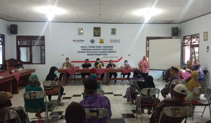 Mbak Mitha Serahkan Buku Tabungan Penerima Manfaat BSPS