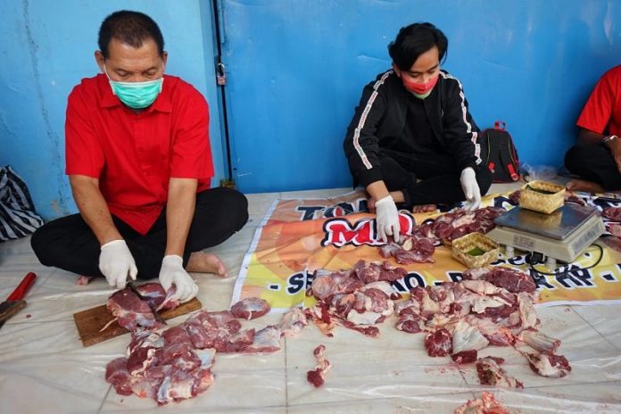 Perkuat Persatuan Kader, Gibran-Teguh Hadiri Penyembelihan Hewan Kurban di PAC PDI Perjuangan Pasar Kliwon