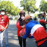 Rutinitas Gowes Hj. Sri Mulyani Untuk Berbagi Bansos Kepada Masyarakat