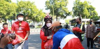 Rutinitas Gowes Hj. Sri Mulyani Berbagi Bansos Kepada Masyarakat