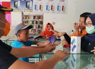 Sri Sumarni Belikan Ponsel untuk Siswa MTS