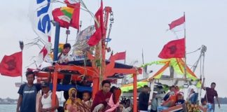 Bendera PDI Perjuangan Ramaikan Sedekah Laut