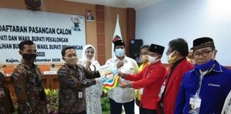 Naik Becak, Pasangan Fadia Arafiq-Riswadi Daftar ke KPU Diiringi 50 Ribu Pengiring