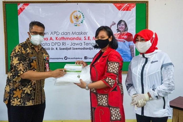 Mbak Casytha Berikan Bantuan APD dan Masker kepada RSUD Purwodadi