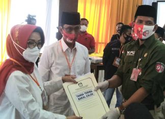 Paslon Etik-Agus (EA) Resmi Daftar di KPU Sukoharjo