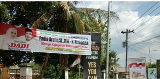 Pemasangan APK Cakada dari PDI Perjuangan Kabupaten Pekalongan