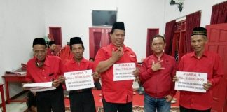 DPC PDI Perjuangan Kota Pekolangan Serahkan Hadiah Lomba Peringatan HUT Kemerdekaan RI Ke-75