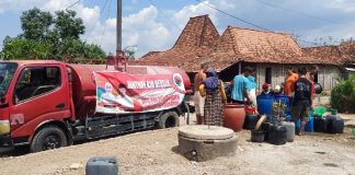 Raut Muka Bahagia Warga Banjarejo Ambil Bantuan Air Bersih