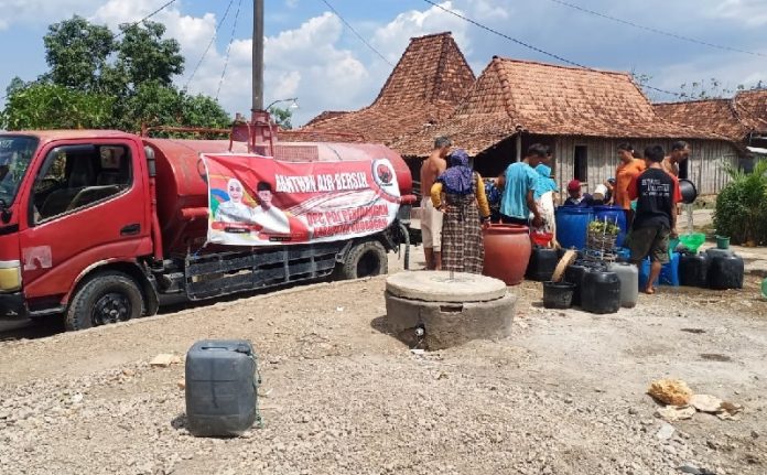 Raut Muka Bahagia Warga Banjarejo Ambil Bantuan Air Bersih
