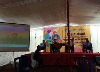 Sosialisasikan Protokol Kesehatan, Tuti N Roosdiono Bagikan Hand Sanitizer dan Sabun Cuci Tangan