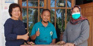 Hj. Sri Ruwiyati Serahkan Bantuan Kursi Roda Kepada 2 Warga di Kabupaten Banjarnegara