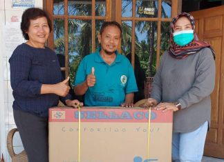 Hj. Sri Ruwiyati Serahkan Bantuan Kursi Roda Kepada 2 Warga di Kabupaten Banjarnegara