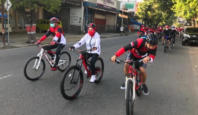 Sri Sumarni Olahraga Bareng, Sekaligus Bagikan Sembako