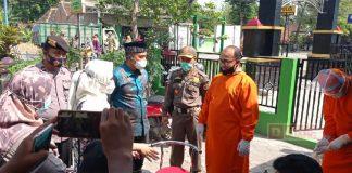 Sulistyorini dan Abang Baginda Berikan Masker serta Swab Gratis