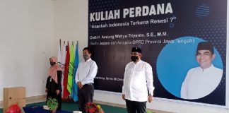 Andang Buka Seminar Kuliah Perdana Tentang Resesi