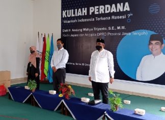 Andang Buka Seminar Kuliah Perdana Tentang Resesi