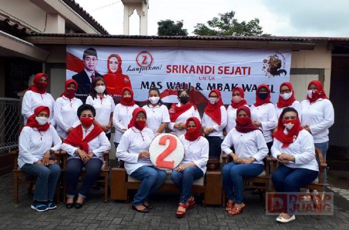 Beri Dukungan Putra Tercinta, Ibunda Rangkul Relawan Perempuan