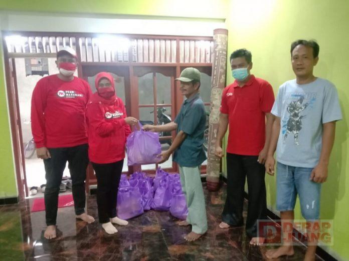 Hj. Kadarwati Bagikan Paket Sembako Kepada Masyarakat Terdampak Covid-19