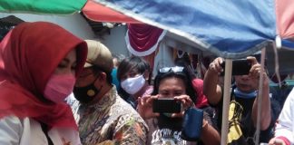 Hj. Sri Mulyani Sosialisasikan Program ke Pedagang Lumpia Dulek