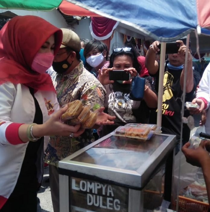 Hj. Sri Mulyani Sosialisasikan Program ke Pedagang Lumpia Dulek (2)