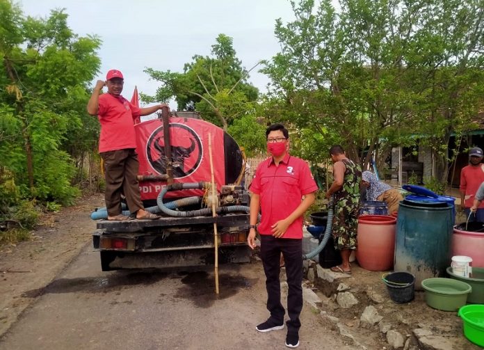 Jalankan Fungsi Partai, PDI Perjuangan Rembang Beri Bantuan Air Bersih