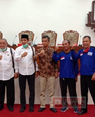 Ketua DPRD Sukoharjo Temui Demonstran Buruh