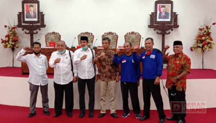 Ketua DPRD Sukoharjo Temui Demonstran Buruh