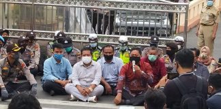 Fraksi PDI Perjuangan Pati Temui Massa Demonstrasi Mahasiswa