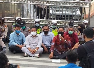 Fraksi PDI Perjuangan Pati Temui Massa Demonstrasi Mahasiswa