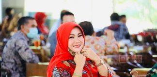 Rahasia Hj. Sri Mulyani Selalu Tampil Modis