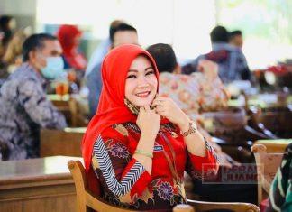 Rahasia Hj. Sri Mulyani Selalu Tampil Modis