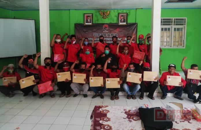 Ridwan Bagikan SK Ranting PDI Perjuangan Alas Roban