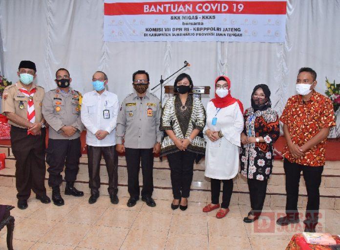 SKK Migas bersama Komisi VII DPR RI Salurkan Bantuan Sembako