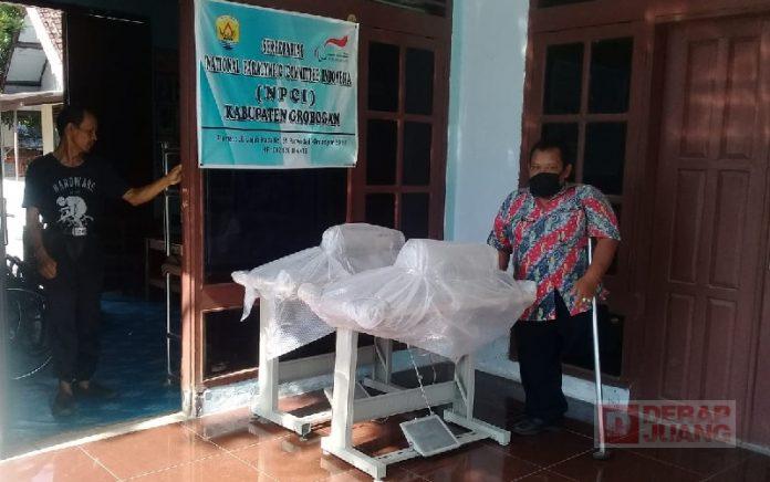 Sri Sumarni Berikan Mesin Jahit untuk Penyandang Disabilitas