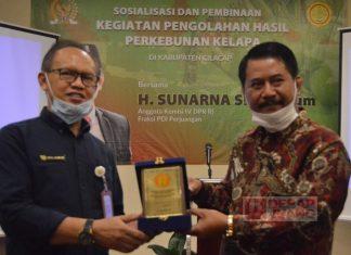 Sunarna Sosialisasikan Pengolahan Hasil Perkebunan Kelapa di Cilacap