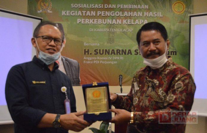 Sunarna Sosialisasikan Pengolahan Hasil Perkebunan Kelapa di Cilacap